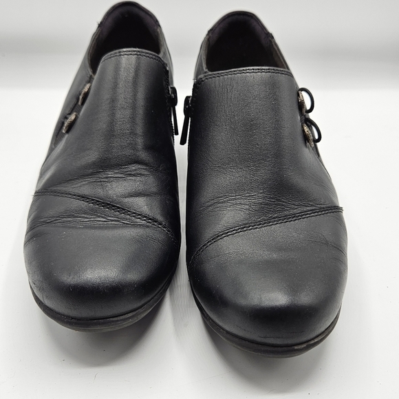 Clarks Booties size 7 1/2 W - Picture 2 of 15